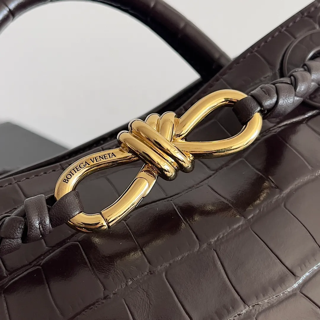 Batch 2880 BOTTEGA VENETA new women's crocodile leather ANDIAMO is shipped! ! ! As a classic model of the BV family, each innovation brings different surprises to fans. There are three ways to carry it with different makeup. Crocodile skin is called the gold in leather and is famous for its top luxury and rarity. During use, the luster of the crocodile skin will not fade or fade with time. No matter how long it is used, it will still remain new. And because each crocodile skin is different, the effect of each crocodile leather bag is different. Style number: 777614 Size: 22*9*15.5cm